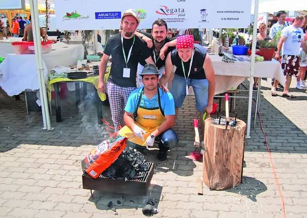 Mehrzad (medalion), alături de alţi trei foşti concurenţi, Cristian Păpuşoiu, Iris Lungu şi Alexandru Cîrţu (de la stânga la dreapta), la un concurs de gătit în aer liber de la Arad 