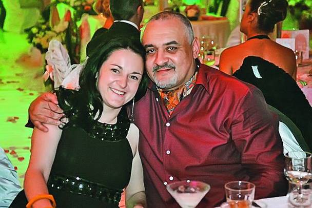 Sidia îşi petrece timpul liber cu familia. Iată-l, aici, alături de soţie 