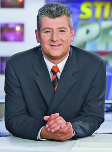 Mihai Dedu  prezintă  știrile matinale  la PRO TV