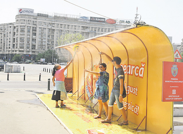 O bună parte din ţară arde la 41 de grade. Unii se răsfaţă la piscine de fiţe... alţii fac plajă în parc