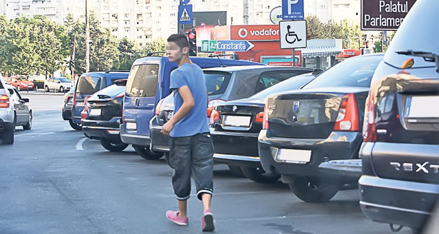Parcagiii ilegali din Bucureşti câştigă 3.000 de lei pe weekend | Reportaj cu camera ascunsă: FOTO & VIDEO