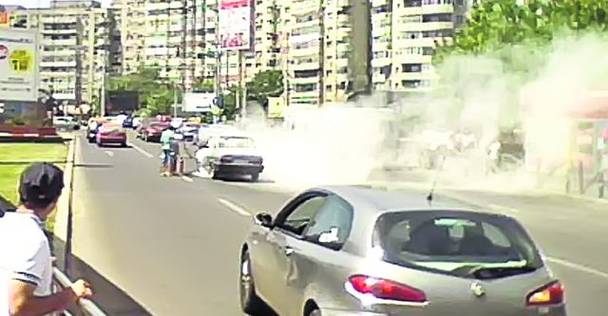 Din cauza căldurii, dar şi a vechimii, o bătrână Dacie a luat foc în intersecţia de la Bucur-Obor. Imaginea a fost surprinsă de Virgil Naumescu