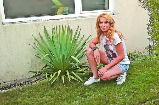 Mimi,  relaxatå,  øn curtea  casei ei