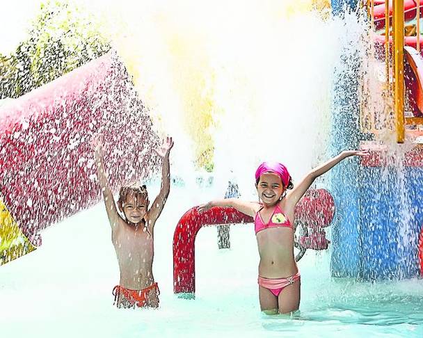 Toboganul cu jeturi de apă le-a făcut fericite pe Denisa (7 ani, stânga) şi pe Marina (8 ani)