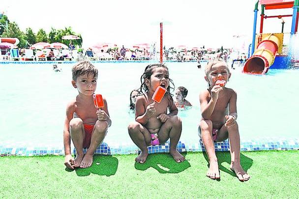 Micuţii de trei ani, Luis (stânga), Ariana şi Rebeca s-au răcorit cu câte o îngheţată