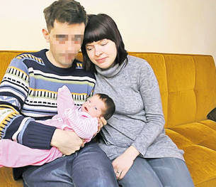 Prăbuşiţi de durere! Maria Guraliuc şi fetiţa ei au fost înmormântate ieri | Mâine, părinţii tinerei îl îngroapă şi pe fiul lor, asasinul celor două