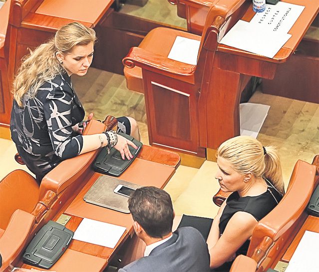 Cât de departe sunteţi de oameni! În timp ce aleşii se luptă pentru putere, românii se zbat cu grijile zilnice