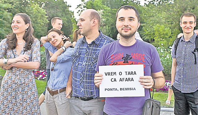 Cutemur în parlament | Peste 200 de persoane au ieşit în Piaţa Victoriei: "Ponta, demisia!"