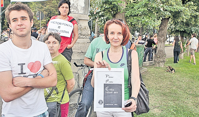 Cutemur în parlament | Peste 200 de persoane au ieşit în Piaţa Victoriei: "Ponta, demisia!"