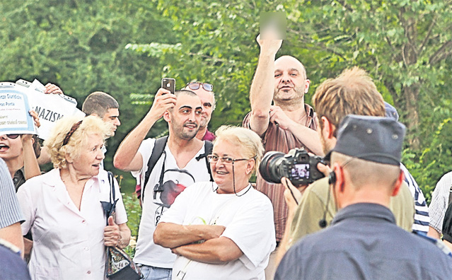 Cutemur în parlament | Peste 200 de persoane au ieşit în Piaţa Victoriei: "Ponta, demisia!"