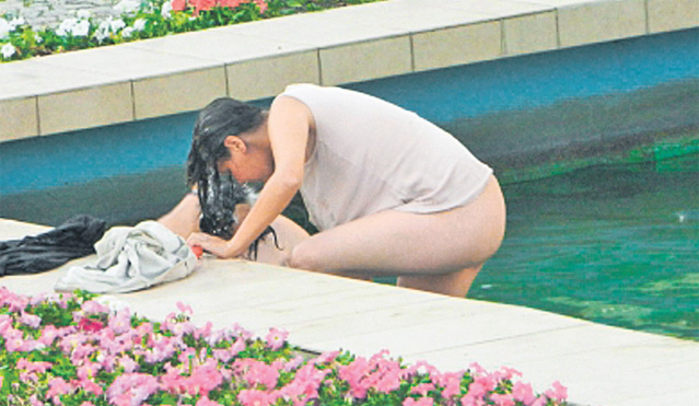 O bună parte din ţară arde la 41 de grade. Unii se răsfaţă la piscine de fiţe... alţii fac plajă în parc
