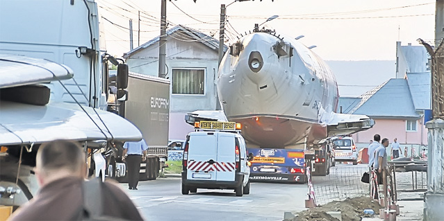 Păzea! Trece avionul pe şosea! FOTO