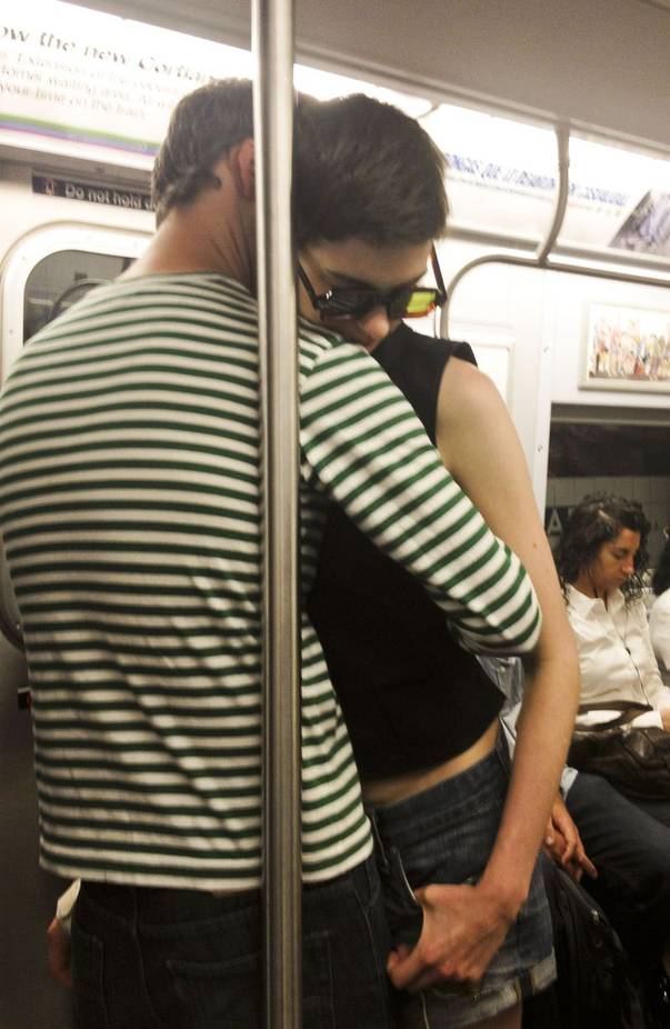 Vedeta care se GIUGIULEȘTE cu iubitul în metrou, în văzul lumii | FOTO