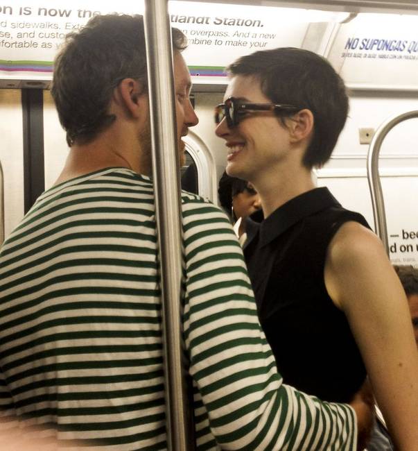 Vedeta care se GIUGIULEȘTE cu iubitul în metrou, în văzul lumii | FOTO