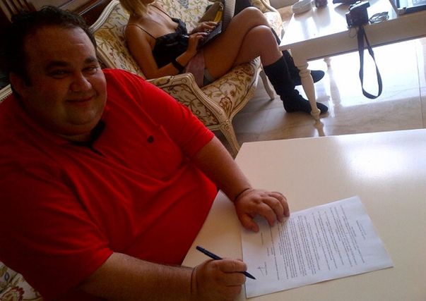 Măruţă îşi plăteşte prietenul ca să slăbească. Uite ce contract au semnat şi câţi bani primeşte amicul lui dacă scapă de 50 kg!