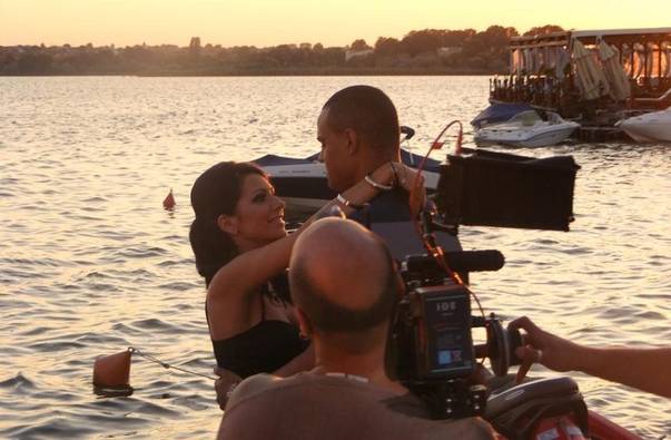 Celia şi Mohombi, surprinşi în ipostaze tandre pe plajă | FOTO EXCLUSIV