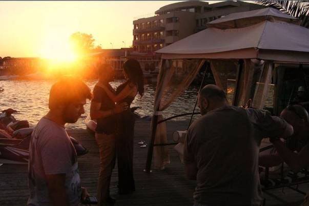 Celia şi Mohombi, surprinşi în ipostaze tandre pe plajă | FOTO EXCLUSIV