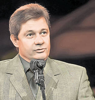 Catrinel Dumitrescu, singură la mormântul lui Emil Hossu