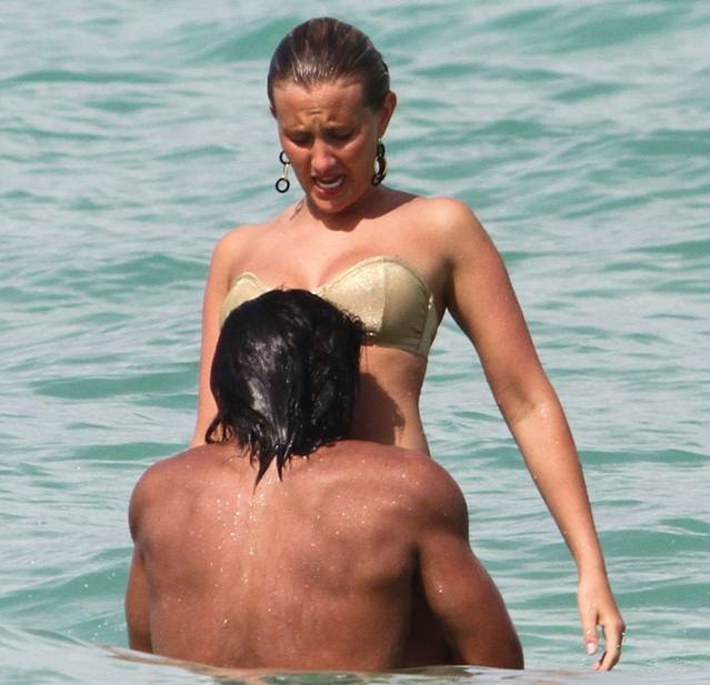 Falcao şi iubita, valuri de plăcere la plajă Falcao şi iubita, valuri de plăcere la plajă
