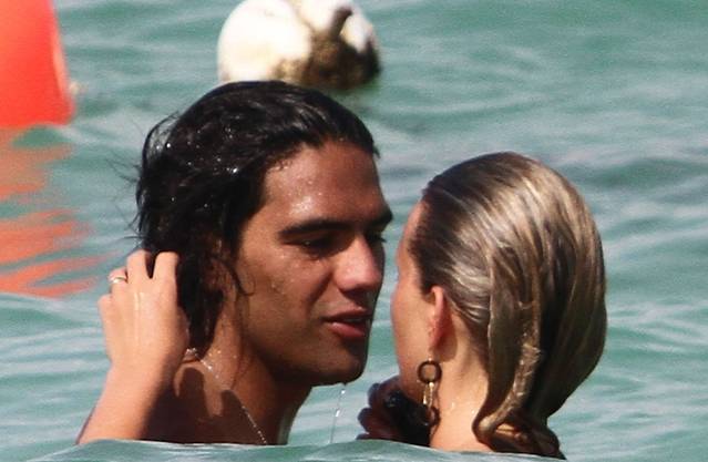 Falcao şi iubita, valuri de plăcere la plajă Falcao şi iubita, valuri de plăcere la plajă