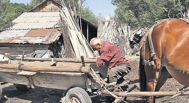 Deşi nu are mâini şi nici picioare, munceşte din greu ca să-şi asigure traiul: "Dacă îţi dă Dumnezeu, trebuie să suferi"