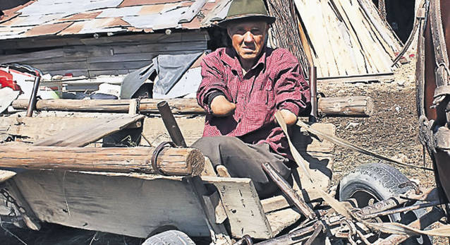 Deşi nu are mâini şi nici picioare, munceşte din greu ca să-şi asigure traiul: "Dacă îţi dă Dumnezeu, trebuie să suferi"