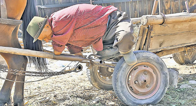 Deşi nu are mâini şi nici picioare, munceşte din greu ca să-şi asigure traiul: "Dacă îţi dă Dumnezeu, trebuie să suferi"