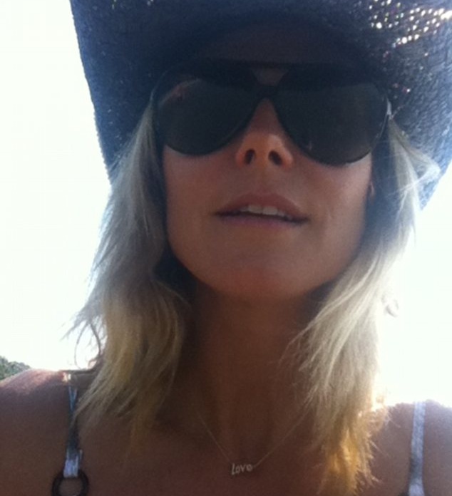 NEBUNIE LA PLAJĂ! Parcă e o molimă! Heidi Klum s-a molipsit şi ea! Vezi foto!