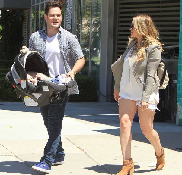 Hilary Duff, alături de soțul ei, Mike Comrie, și de fiul lor, Luca Hilary Duff, alături de soțul ei, Mike Comrie, și de fiul lor, Luca