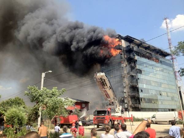 INCENDIU VIOLENT ÎN BUCUREŞTI. Circulaţia tramvaiului 41, OPRITĂ