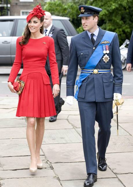 Kate Middleton s-a îngrăşat! S-a săturat să fie criticată, sau o fi gravidă? FOTO