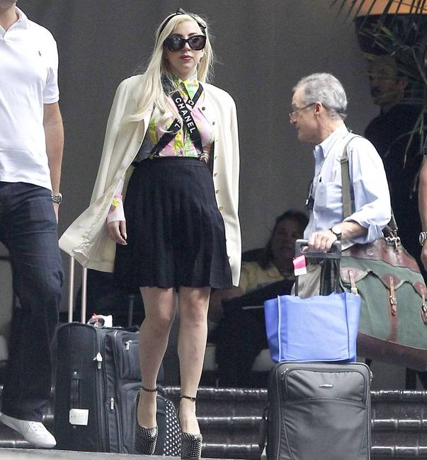 Am trăit s-o vedem și p-asta! Lady Gaga, îmbrăcată aproape NORMAL | FOTO