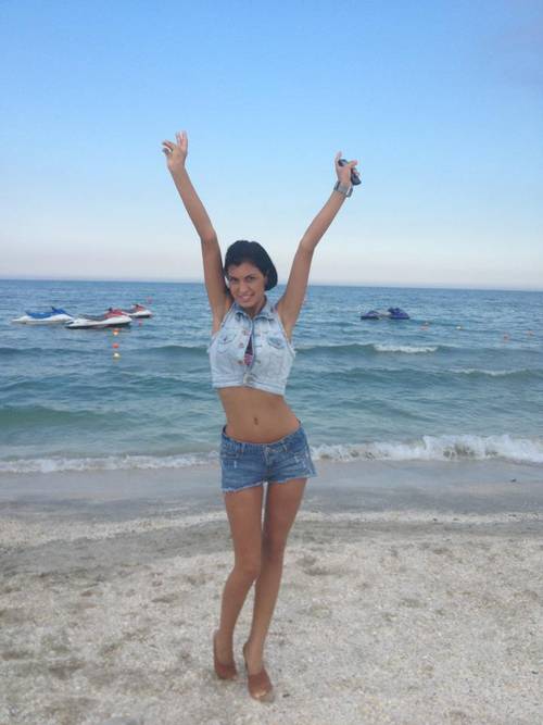 CÂT DE SLABĂ E! Mădălina Pamfile arată ca un schelet în pantaloni scurţi