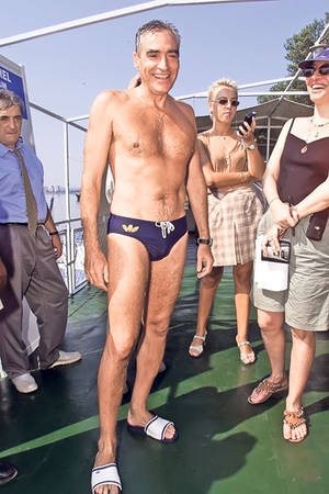 Astăzi, Petre Roman, fostul premier al ţării, împlineşte 66 de ani: «Mă simt ca acum 20 de ani!» | INTERVIU EXCLUSIV