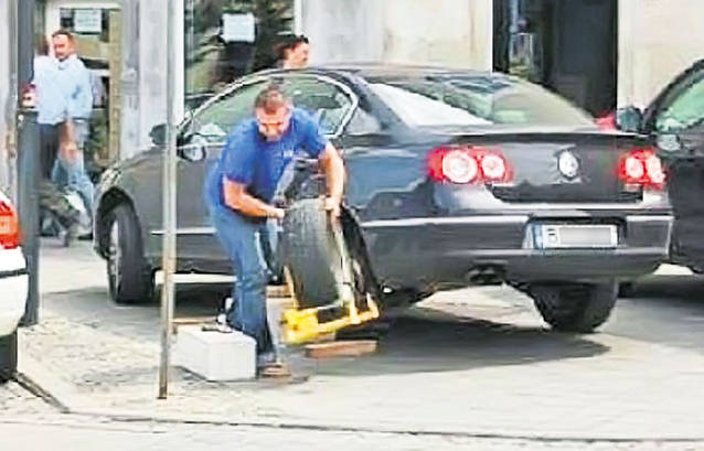 Un român a devenit celebru pe internet: Şi-a schimbat roata blocată cu rezerva! FOTO