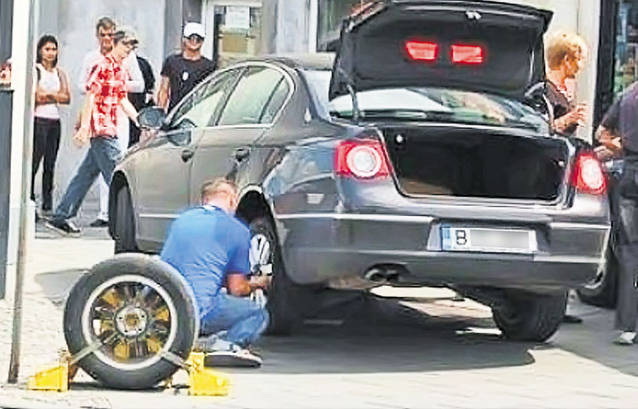 Un român a devenit celebru pe internet: Şi-a schimbat roata blocată cu rezerva! FOTO