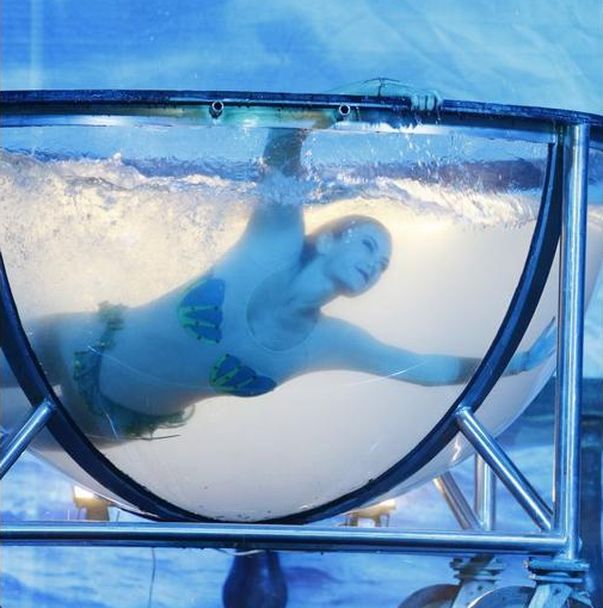 ROXANA IONESCU i-a ÎNNEBUNIT pe bărbaţi! Uite ce POZIŢII a încercat ÎN APĂ!