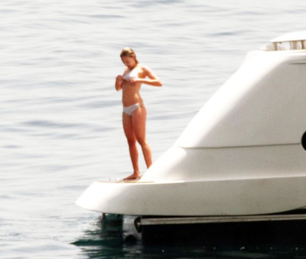 Una dintre cele mai frumoase femei din lume, aşa cum visau să o vadă milioane de bărbaţi: aproape goală, la mare | FOTO