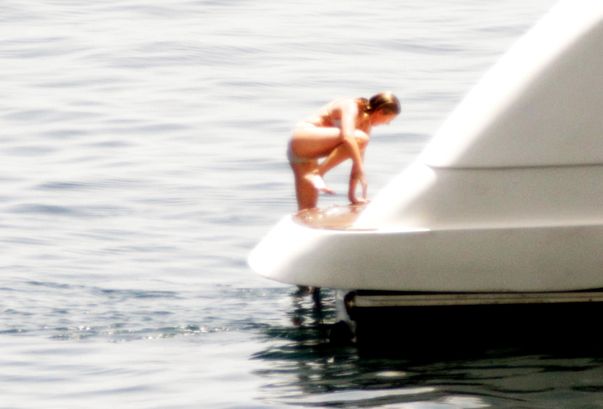 Una dintre cele mai frumoase femei din lume, aşa cum visau să o vadă milioane de bărbaţi: aproape goală, la mare | FOTO