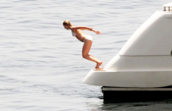 Una dintre cele mai frumoase femei din lume, aşa cum visau să o vadă milioane de bărbaţi: aproape goală, la mare | FOTO