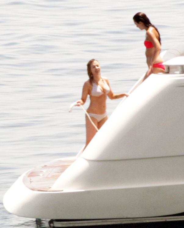 Una dintre cele mai frumoase femei din lume, aşa cum visau să o vadă milioane de bărbaţi: aproape goală, la mare | FOTO