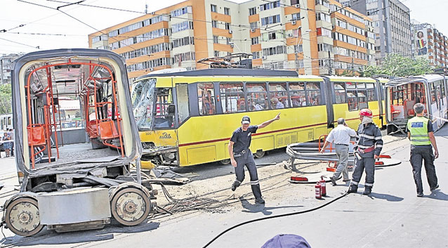De ce cred vatmanii că se produc accidente cu mijloacele de transport în comun: «Tramvaiele sunt vechi, n-ar trebui să mai circule»