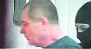 Bogdan Vlădan, fiul ucigaşului de la Perla, a postat pe internet o fotografie în care apare în braţele mamei