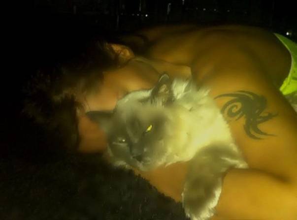 Oana Zăvoranu și motanul ei Oana Zăvoranu și motanul ei