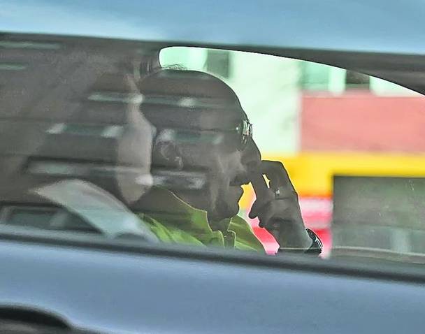 Iată-l pe Romică Țociu cu mâna în nas Iată-l pe Romică Țociu cu mâna în nas