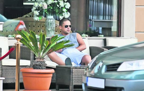 Oare ce face Augustin cu mâna în pantaloni? Oare ce face Augustin cu mâna în pantaloni?