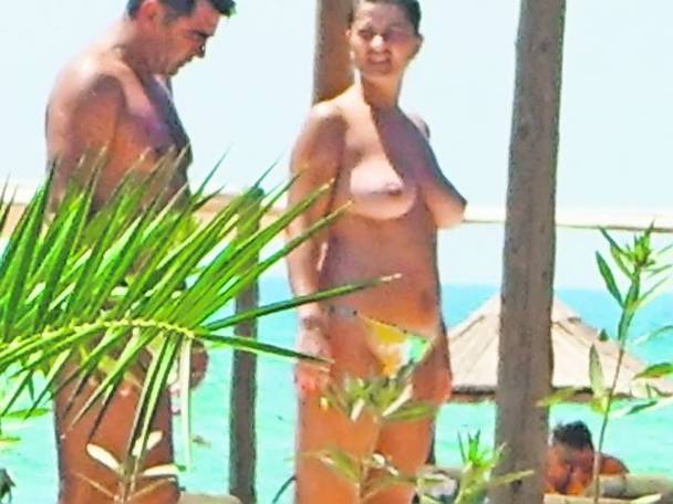 Gabi Cristea a fost surprinsă fără sutien Gabi Cristea a fost surprinsă fără sutien