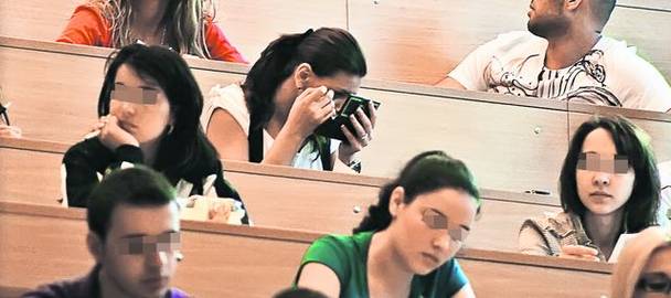 Ramona (medalion), fardându-se în timpul cursurilor, la facultate Ramona (medalion), fardându-se în timpul cursurilor, la facultate
