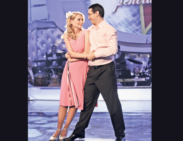 Potriveală la petreceri: sâmbătă au nuntă şi preşedintele, şi premierul. Băse, socru ... Ponta, naș