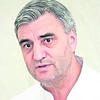 Retras din trupa Iris din cauza unor probleme de sănătate, solistul Cristi Minculescu ar putea fi salvat din nou de soţia Rodica / I-a dat din ficat, îi donează şi un rinichi?